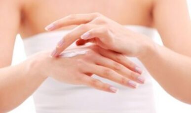 Meedchen, déi Salef op hir Hand applizéiert